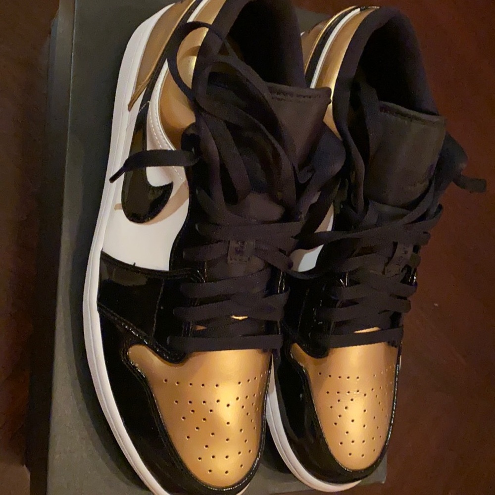 Men air Jordans gold toe